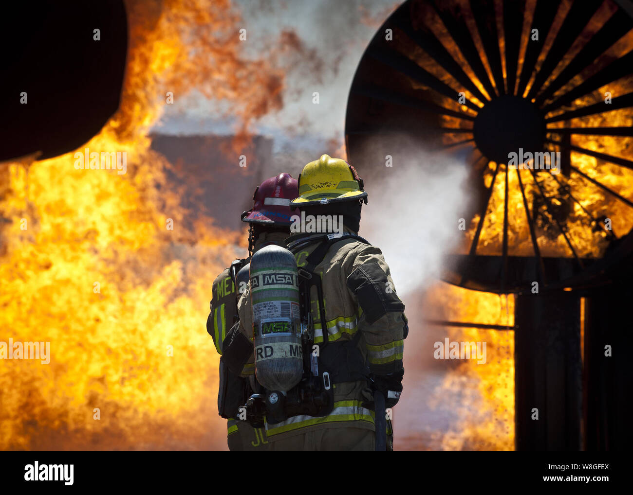 Vigile del fuoco nella lotta contro un incendio in un esercizio di formazione Foto Stock