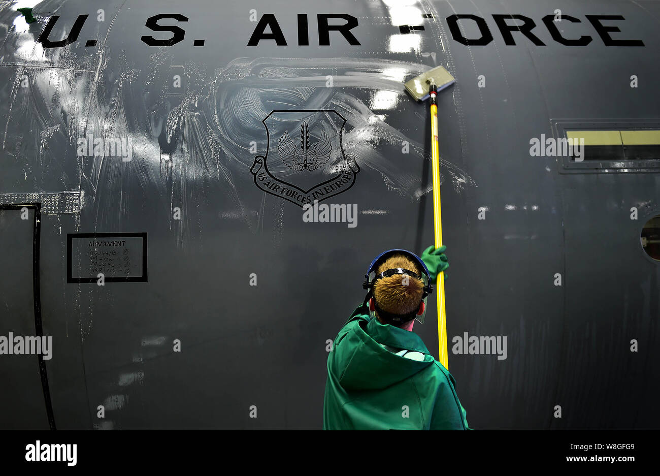 Un aviatore dal 86º Manutenzione aeromobili squadrone lava la parte inferiore di una C-130J Super Hercules 20 aprile 2015, a Ramstein Air Base, Germania. Foto Stock