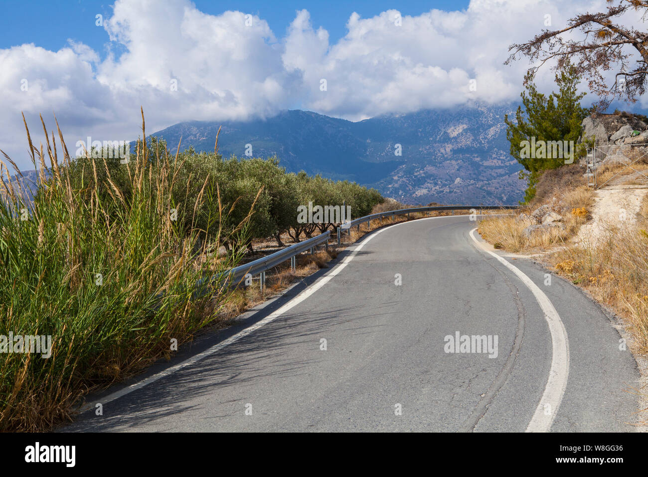 Immagine della strada in montagna. Creta, Grecia Foto Stock