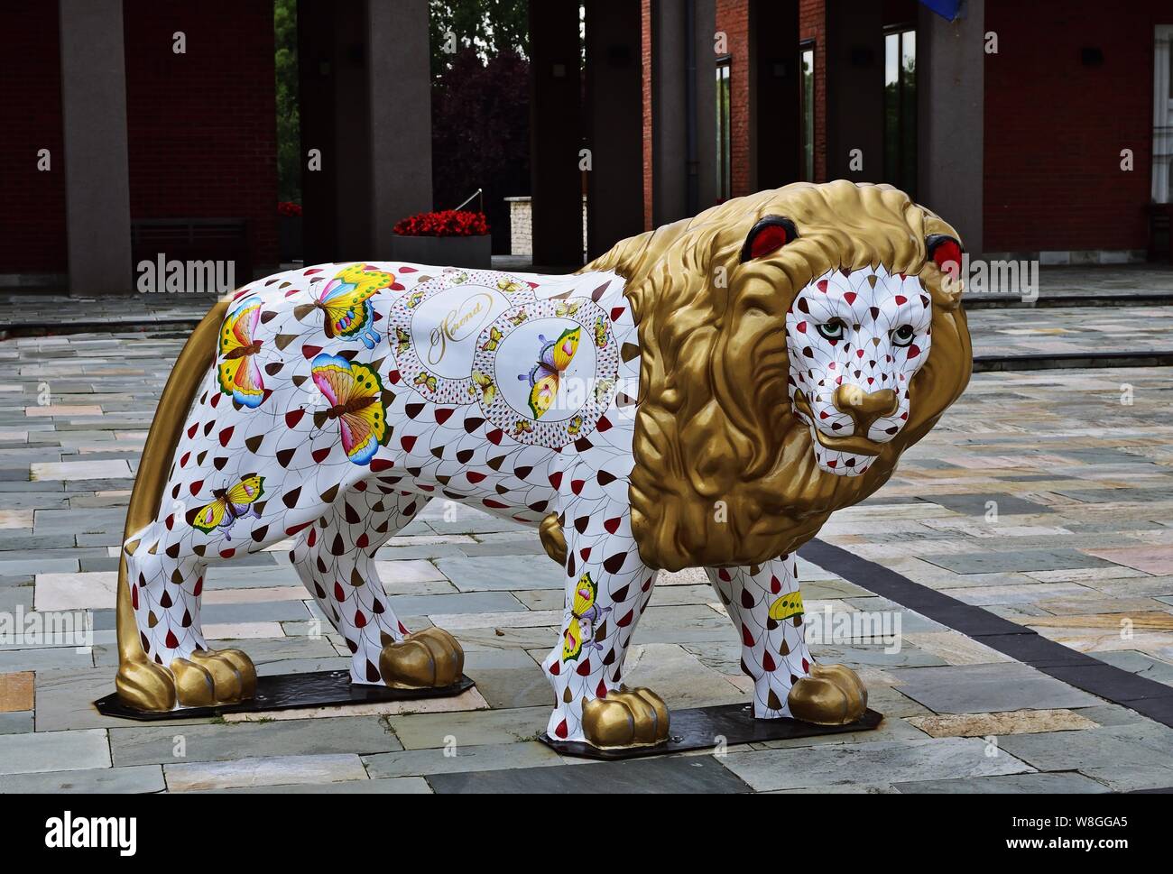 La porcellana lion figura nella parte anteriore del museo Herend Foto Stock