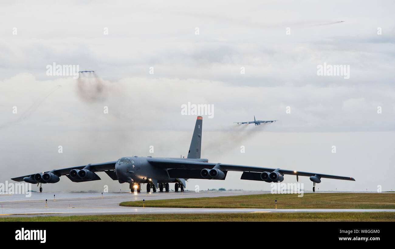 A B-52H Stratofortress taxi giù la pista durante la Prairie vigilanza 16-1 a Minot Air Force Base, N.D., Sett. 16, 2016. Foto Stock