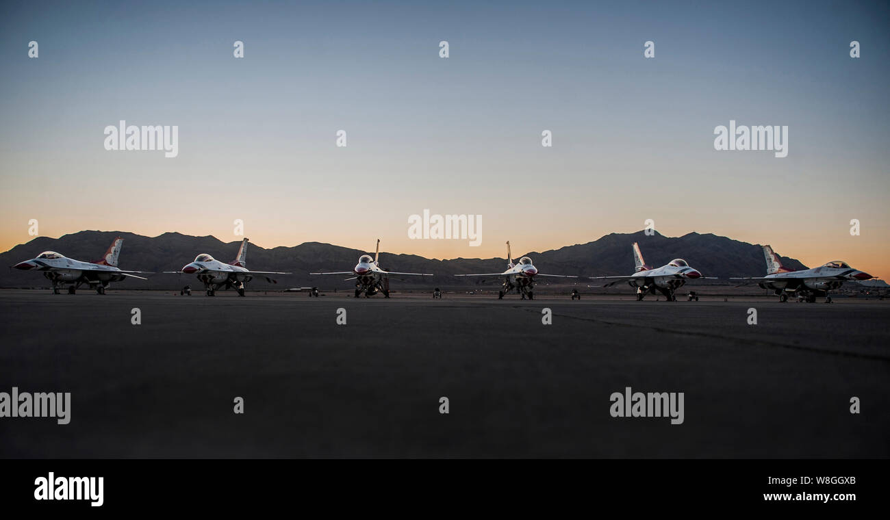 Gli Stati Uniti Air Force Thunderbirds aria squadrone di dimostrazione di F-16s sedersi sul flightline presso la Base Aerea Militare di Nellis Nev., prima nazione di aviazione, nov. Foto Stock
