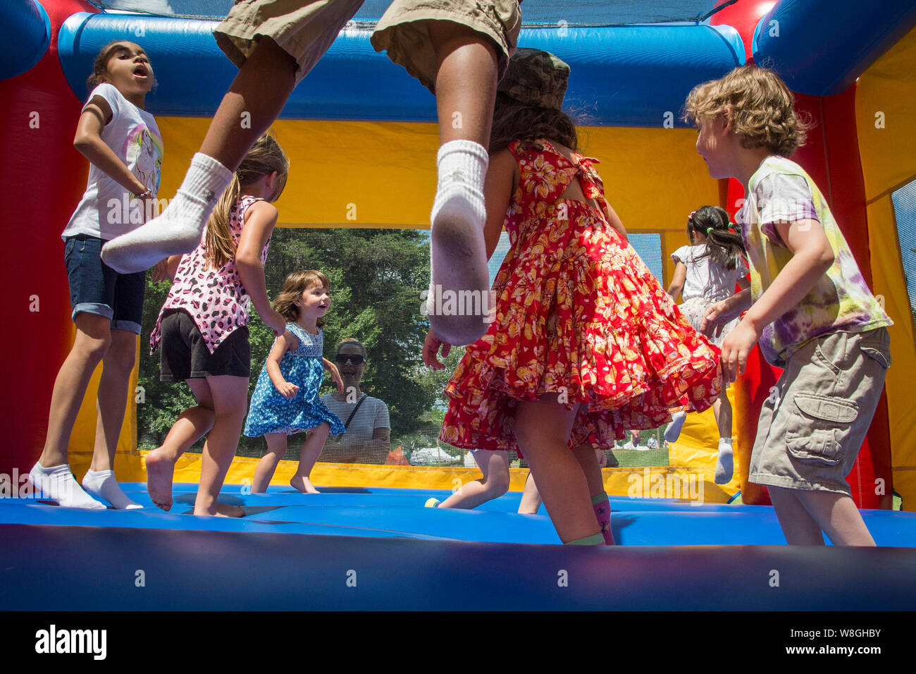 I ragazzi del salto e divertirsi in una casa di bounce ca. 2017 Foto Stock