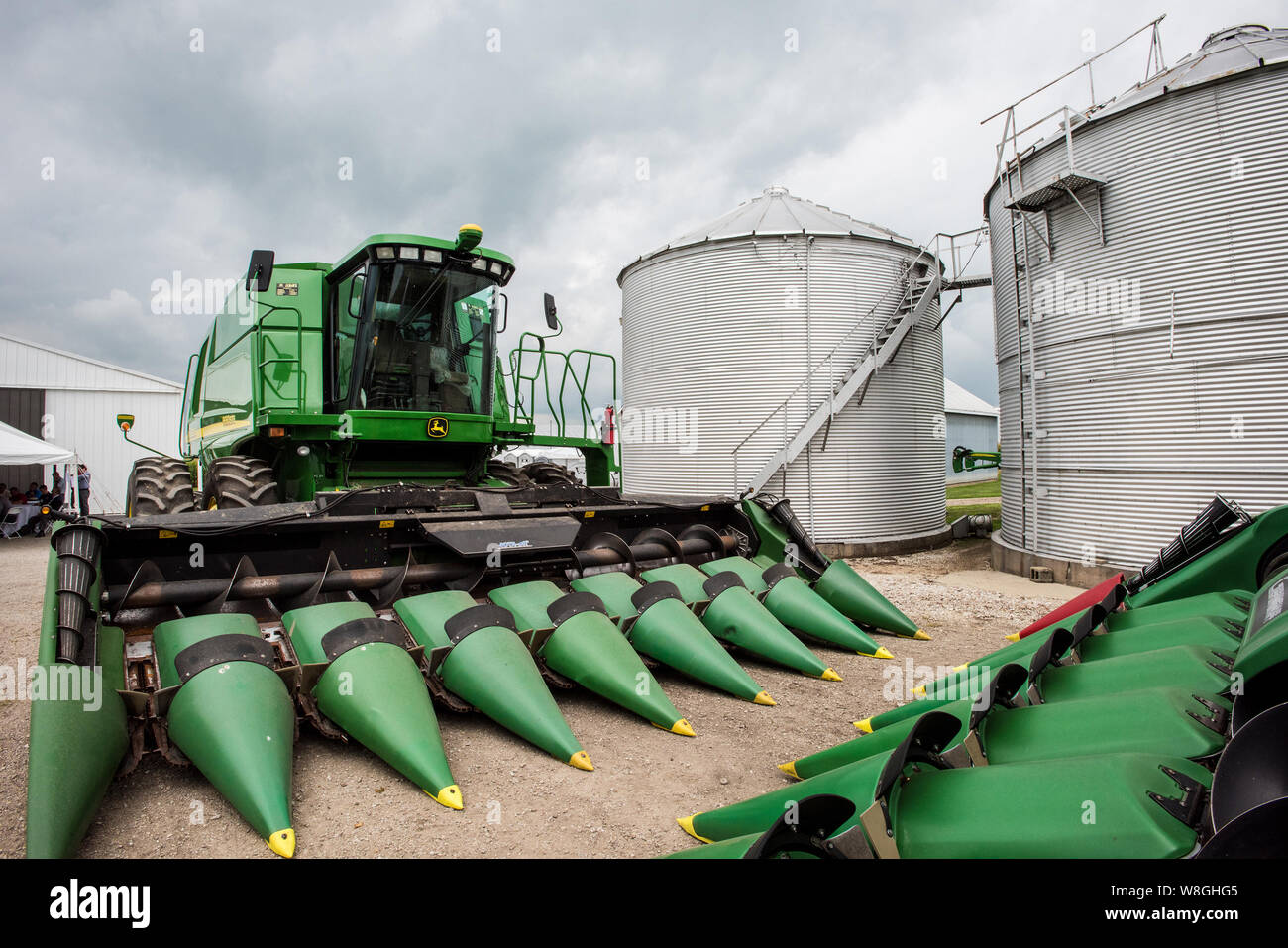 Agosto 2017 - Un parcheggiato John Deere Harvester si siede a un rurale fattoria Illinois Foto Stock
