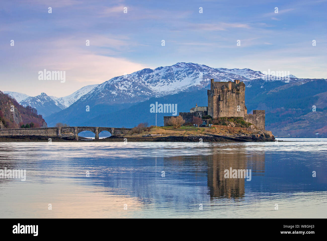 Eilean Donan Castle in Loch Duich in inverno al tramonto, Ross and Cromarty, Highlands scozzesi, Scotland, Regno Unito Foto Stock