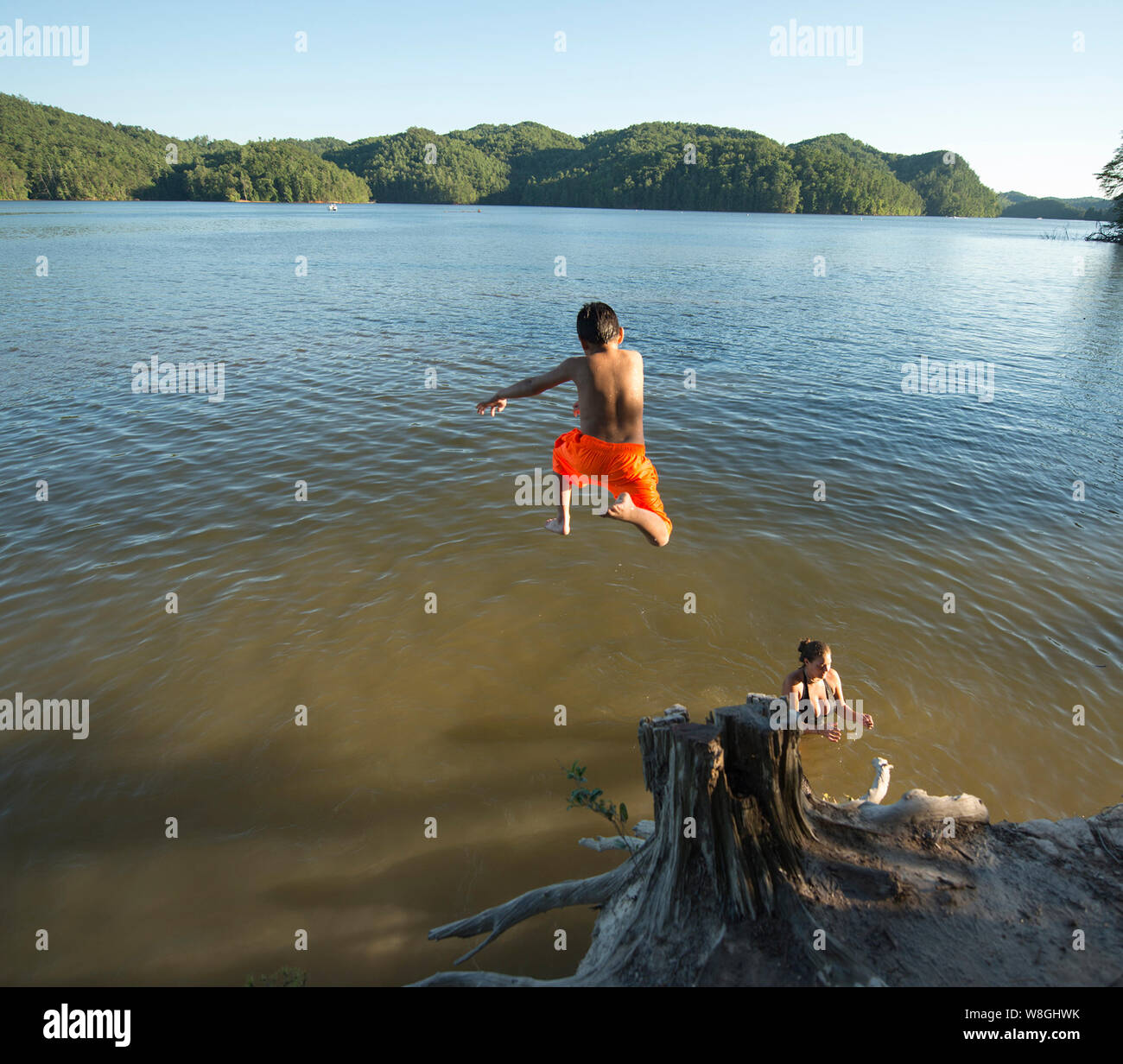 Un ragazzo salti in Ocoee River a Mac punto nel Cherokee National Forest in Tennessee ca. 2017 Foto Stock