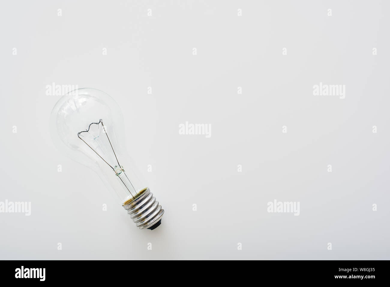 Tipica luce al tungsteno lampadina in stato off, isolati su sfondo bianco. Inquadratura orizzontale Foto Stock