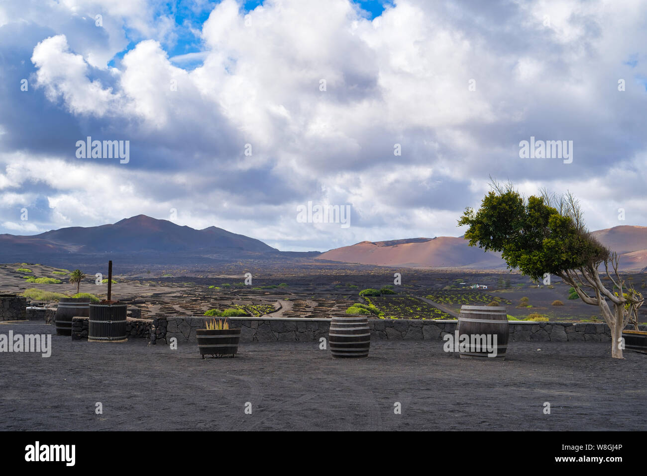 Autentica parcheggio auto interno. Splendide vedute delle montagne vulcaniche e vigneti ai piedi. La provincia di Las Palmas come parte della comunità autonoma Foto Stock
