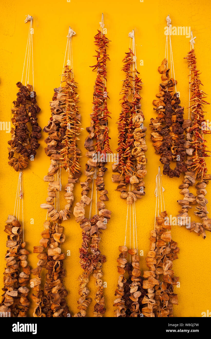 Tradizionale cretese prodotti - negozio di souvenir: homemade paprica,i pomodori. Isola di Creta. La Grecia. Foto Stock