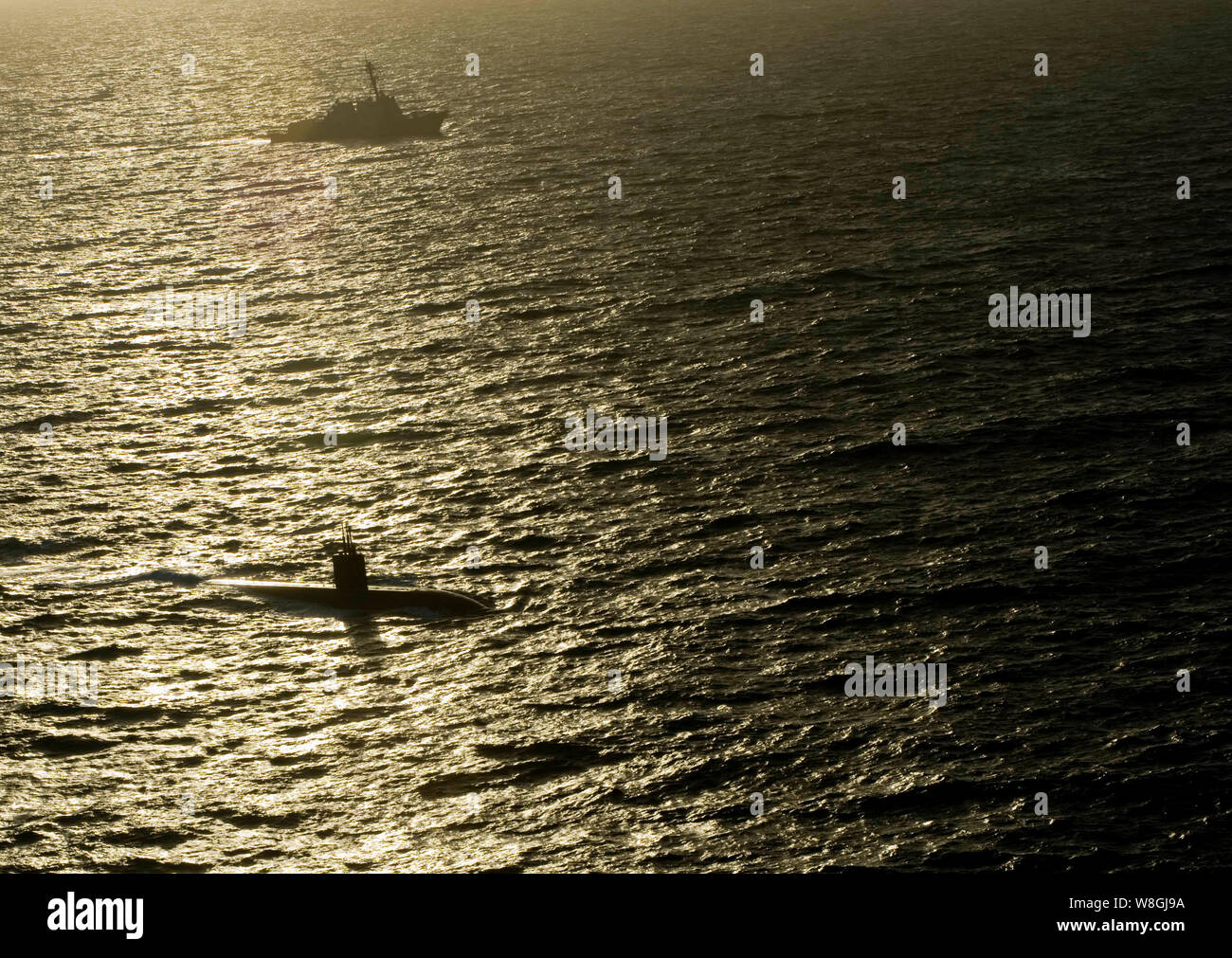 (Ott. 14, 2012) Il Los Angeles-class attack submarine USS Montpelier (SSN 765) opera sotto la propria potenza. Foto Stock