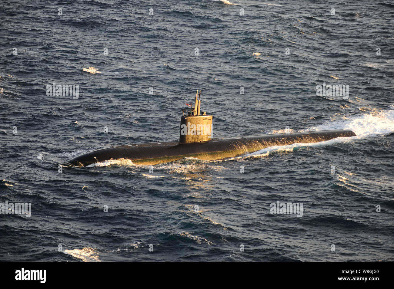 (Ott. 14, 2012) Il Los Angeles-class attack submarine USS Montpelier (SSN 765) opera sotto la propria potenza. Foto Stock