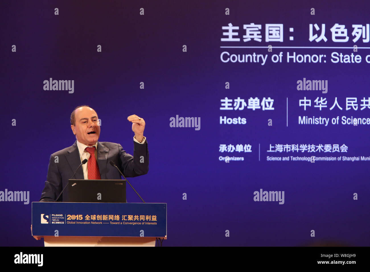 Israeli Vice Primo Ministro e Ministro degli interni di Silvan Shalom offre un discorso all'Pujiang Innovation Forum 2015 a Shanghai in Cina, 27 O Foto Stock