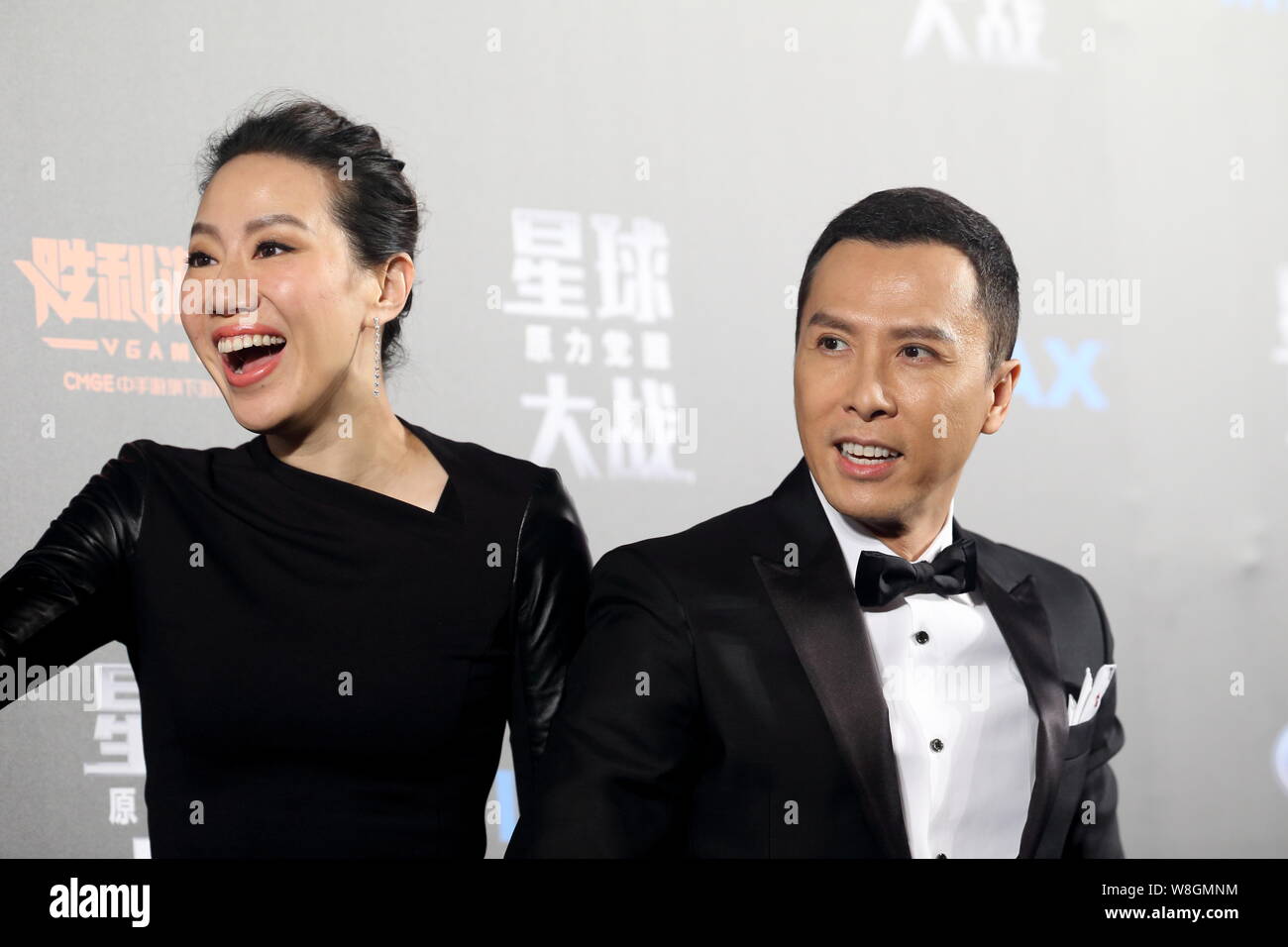 Hong Kong attore Donnie Yen, destra e sua moglie Cecilia Wang pongono durante una Premiere per il film "Guerre Stellari: la forza risveglia' in Cina a Shanghai, 2 Foto Stock