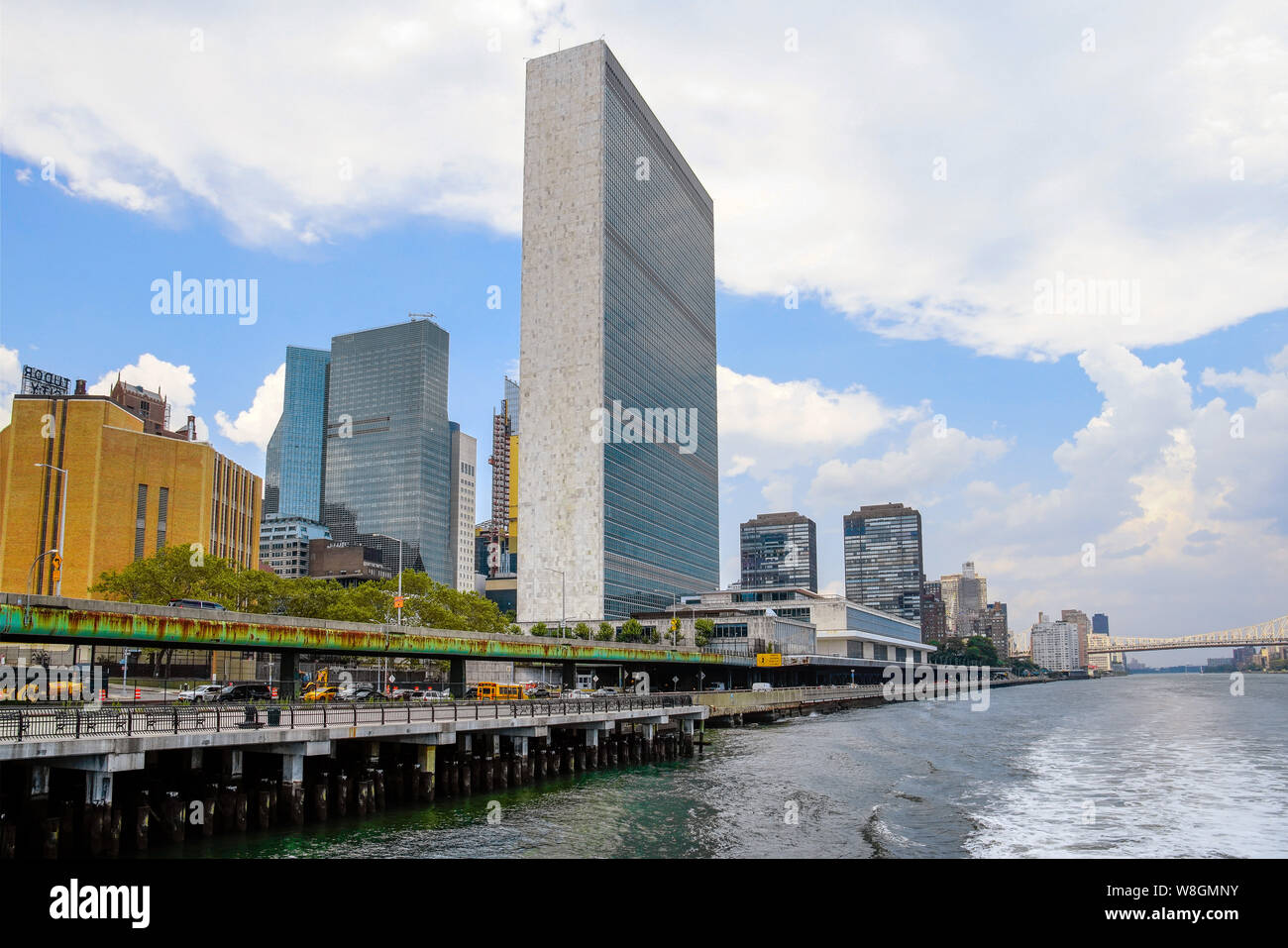 Vista di Manhattan e il Quartier generale delle Nazioni Unite famoso edificio da East River. New York, Stati Uniti d'America. Foto Stock