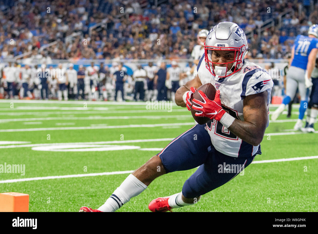 DETROIT, MI - 8 agosto: New England Patriots RB Nick Brossette (42) le teste si volge verso la endzone durante la NFL pre-stagione partita tra New England Patriots e Detroit Lions su Agosto 8, 2019 al Ford Field in Detroit, MI (foto di Allan Dranberg/CSM) Foto Stock