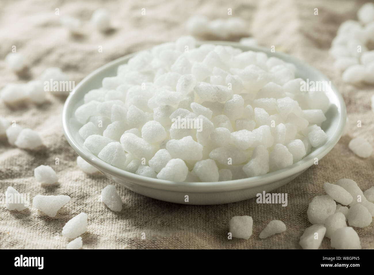 Organici di perla bianca lo zucchero in una terrina Foto Stock