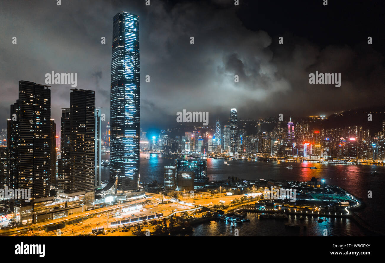 Hong Kong cityscape di notte, grattacieli e alti edifici presso il Victoria Harbour, drone vista aerea. Asia destinazione di viaggio, asiatici concetto di turismo Foto Stock