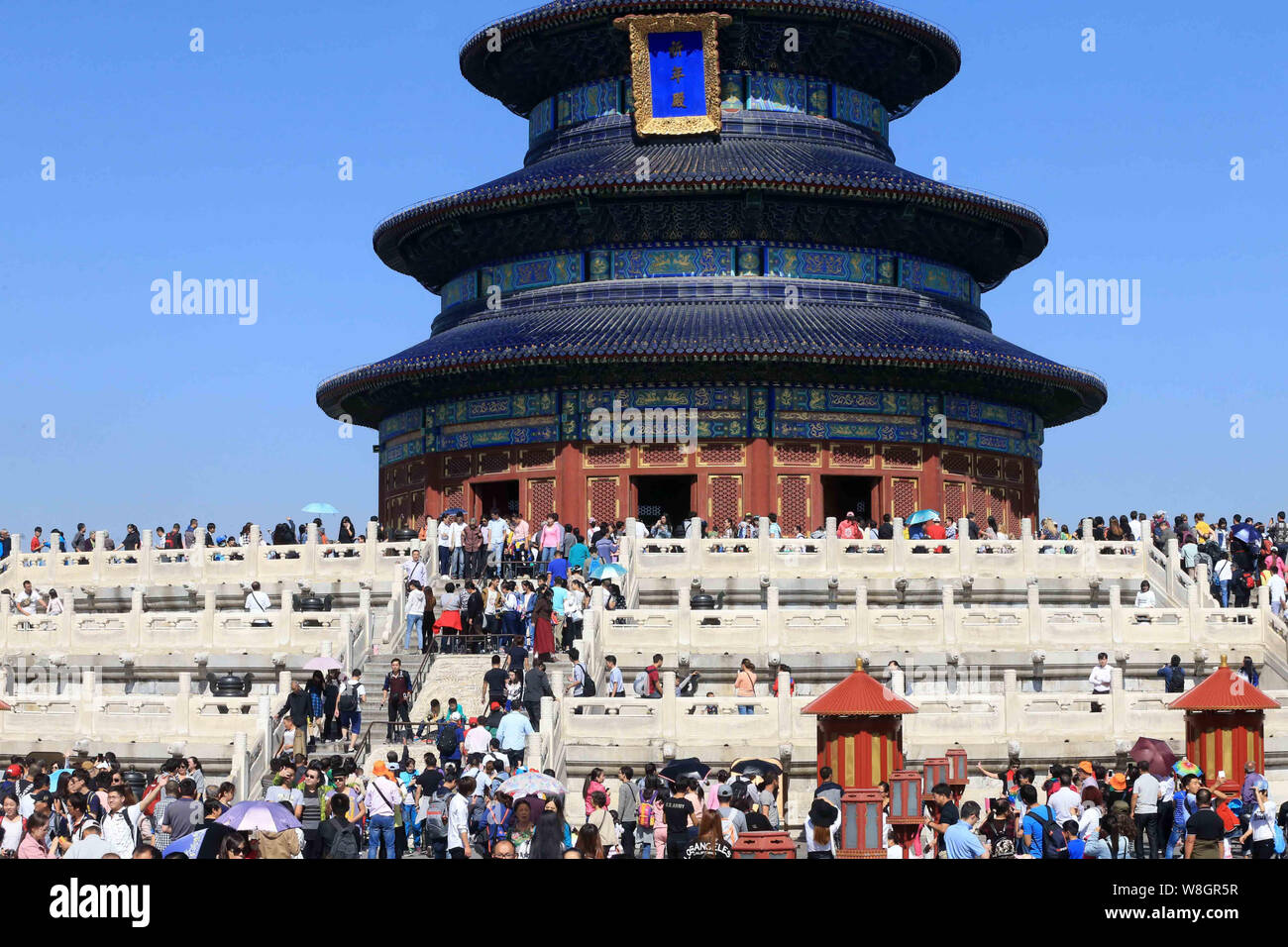 La folla di turisti di visitare la Sala della Preghiera del Buon Raccolto nel Tempio del Cielo, noto anche come Tiantan, durante la settimana di festa nazionale vacanze Foto Stock