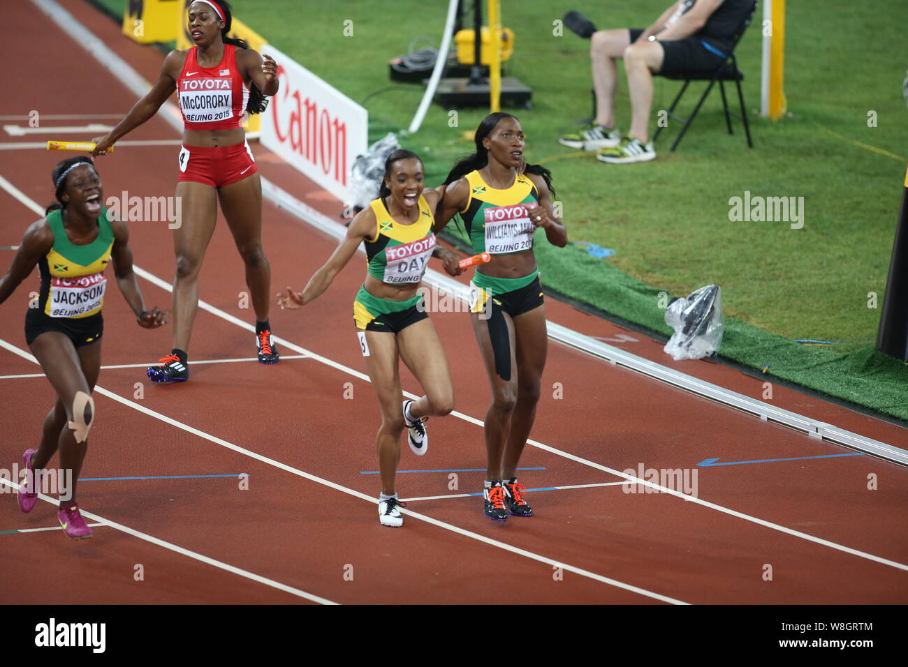 (Da sinistra) della Giamaica Shericka Jackson, Christine giorno e Novlene Williams-Mills celebrare dopo la vittoria delle donne 4x400m finale del relè durante la Bei Foto Stock