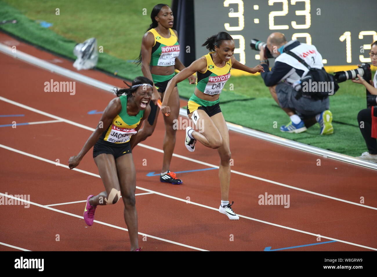 (Dalla parte anteriore) della Giamaica Shericka Jackson, Christine giorno e Novlene Williams-Mills celebrare dopo la vittoria delle donne 4x400m finale del relè durante l'essere Foto Stock