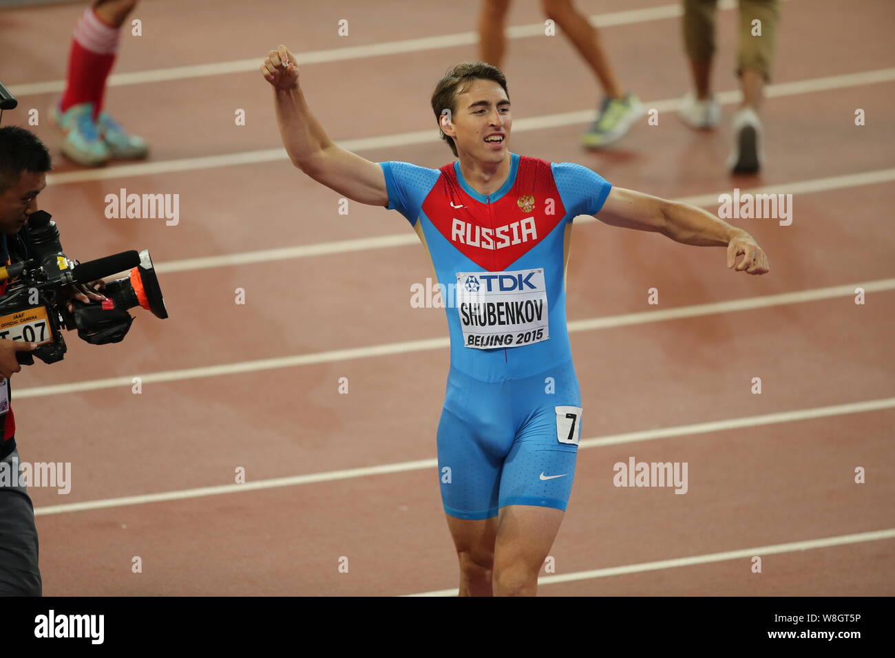 La Russia Sergey Shubenkov festeggia dopo aver vinto gli uomini 110m Hurdles Finale durante la Pechino IAAF 2015 Campionati del mondo a livello nazionale Stadi Foto Stock