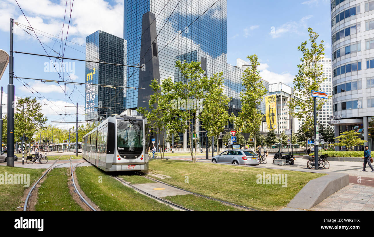 Rotterdam Paesi Bassi, Junly 1° 2019. Il tram nel centro della città, edifici per uffici di sfondo, giornata di sole Foto Stock