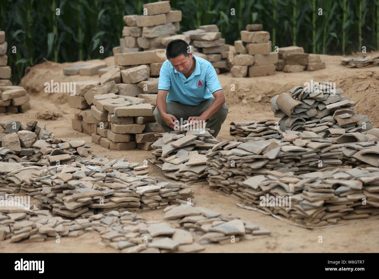 Un archeologo cinese di piastrelle di assegni scoperti da antiche fornaci della dinastia degli Han Orientali (25 - 220 D.C.) scoperto nel villaggio di Xinzhuang, Mengji Foto Stock