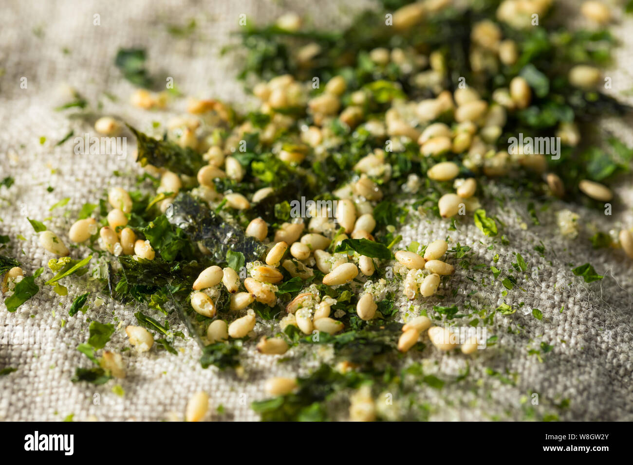 Organico secco Furikake giapponese di riso il condimento in una ciotola Foto Stock