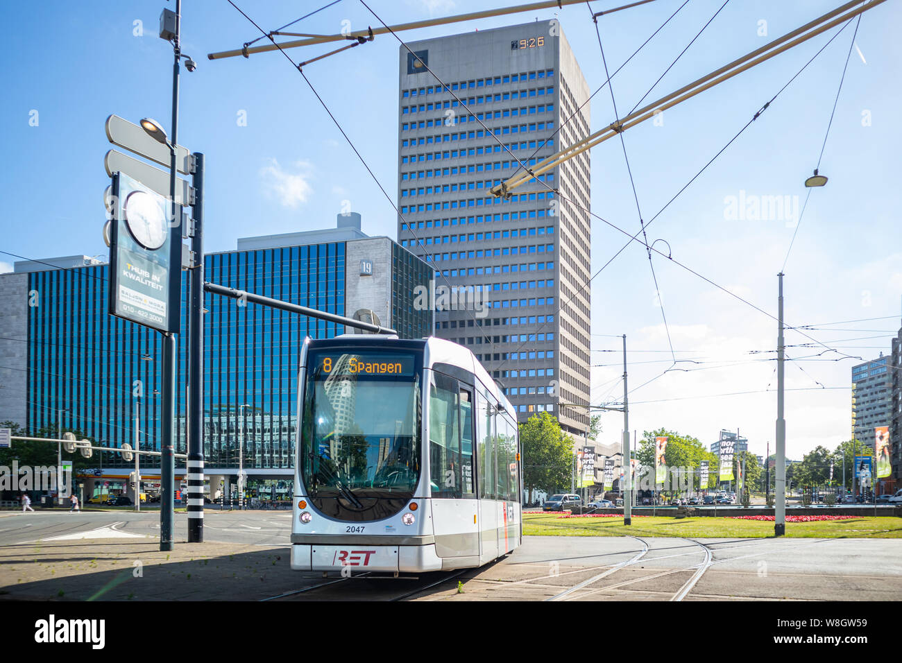 Rotterdam Paesi Bassi, 27 giugno 2019. Il tram nel centro della città, edifici per uffici di sfondo, giornata di sole Foto Stock