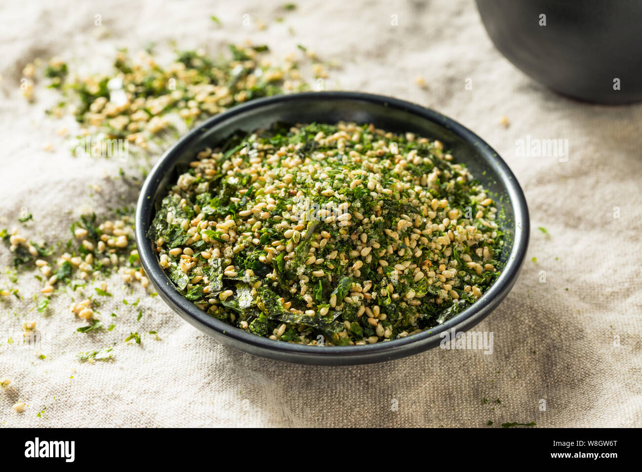 Organico secco Furikake giapponese di riso il condimento in una ciotola Foto Stock