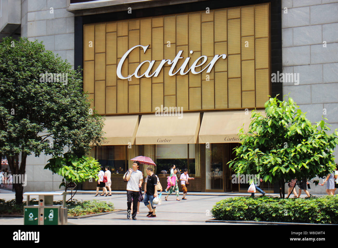 --FILE--pedoni a piedi passato una boutique di Cartier a Chongqing Cina, 27 giugno 2015. L'oro e diamanti di Cartier gioielli sono così popolari con Foto Stock