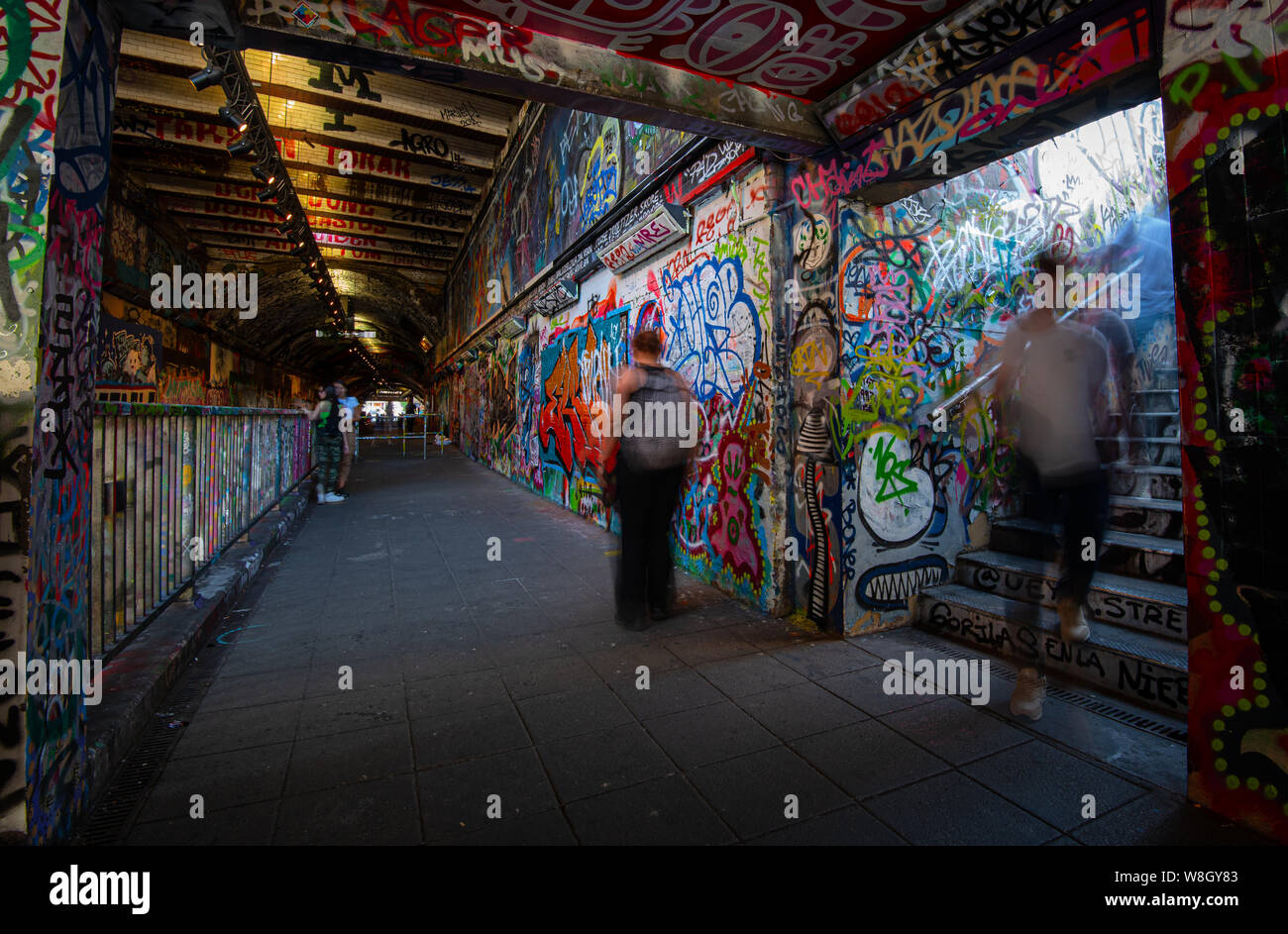 Londra, Regno Unito, 04 Luglio 2019: Graffiti da artisti di strada e la movimentazione di persone al famoso Vaults di Londra presso la stazione di Waterloo Foto Stock