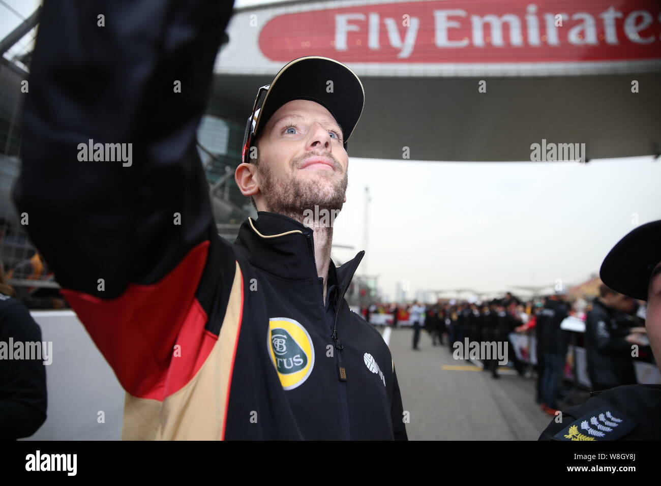 Il francese F1 driver Romain Grosjean Lotus di onde ai tifosi allo Shanghai International Circuit prima del 2015 Formula 1 Gran Premio di Cina a Shanghai Foto Stock