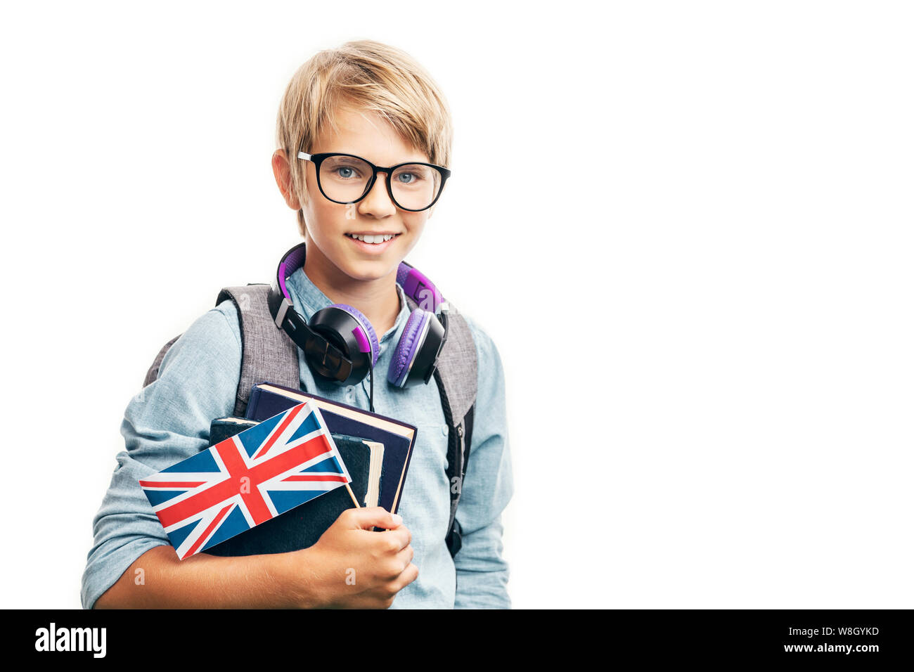 Sorridente ragazzo biondo con gli occhiali è circa di imparare l inglese Foto Stock