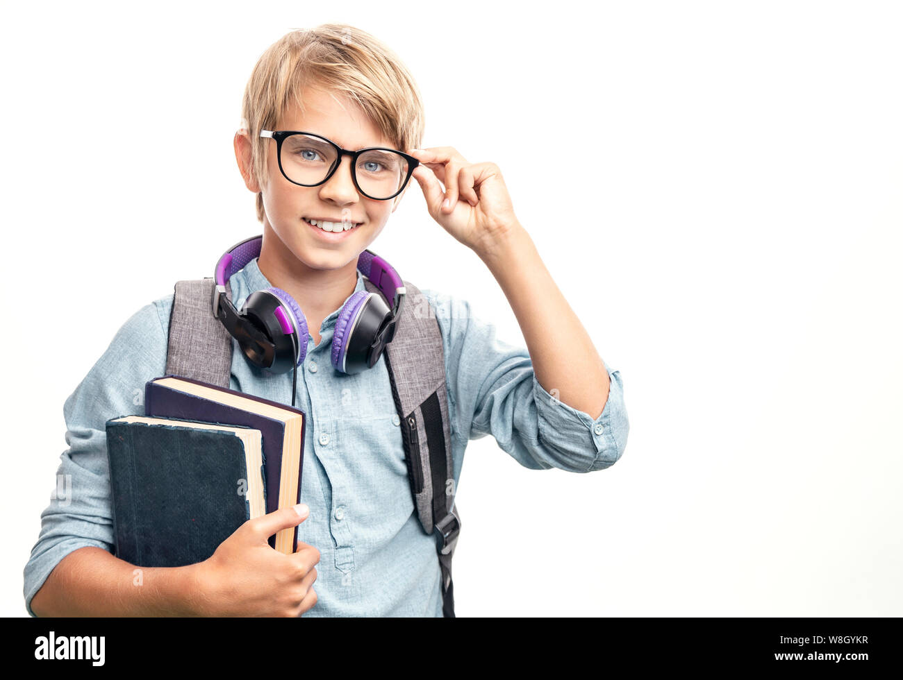 Sorridente bionda teen studente occhiali di regolazione Foto Stock