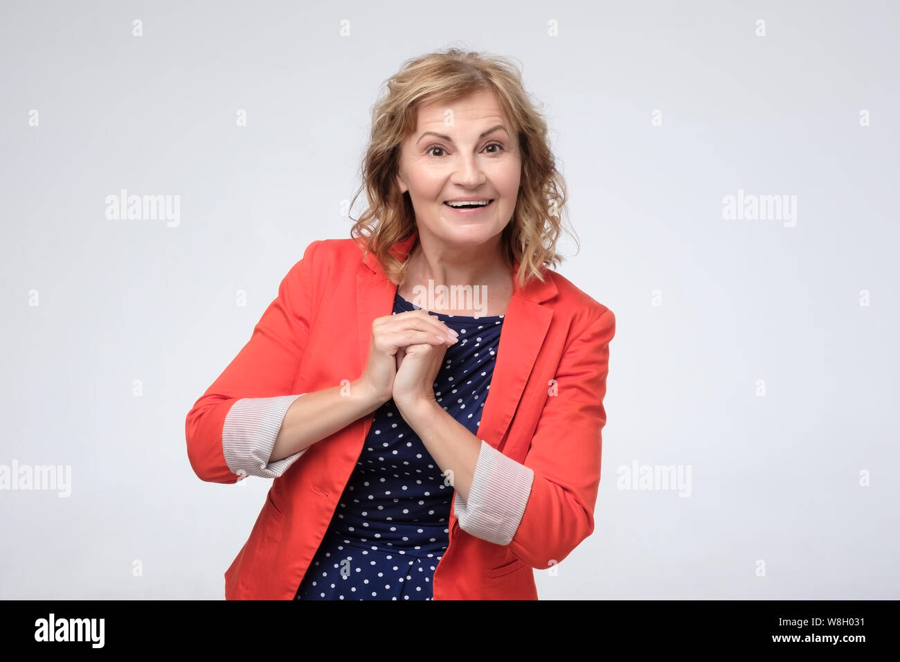 Caucasian donna matura con emozione guardando telecamera avente piani positivi sul futuro. Foto Stock