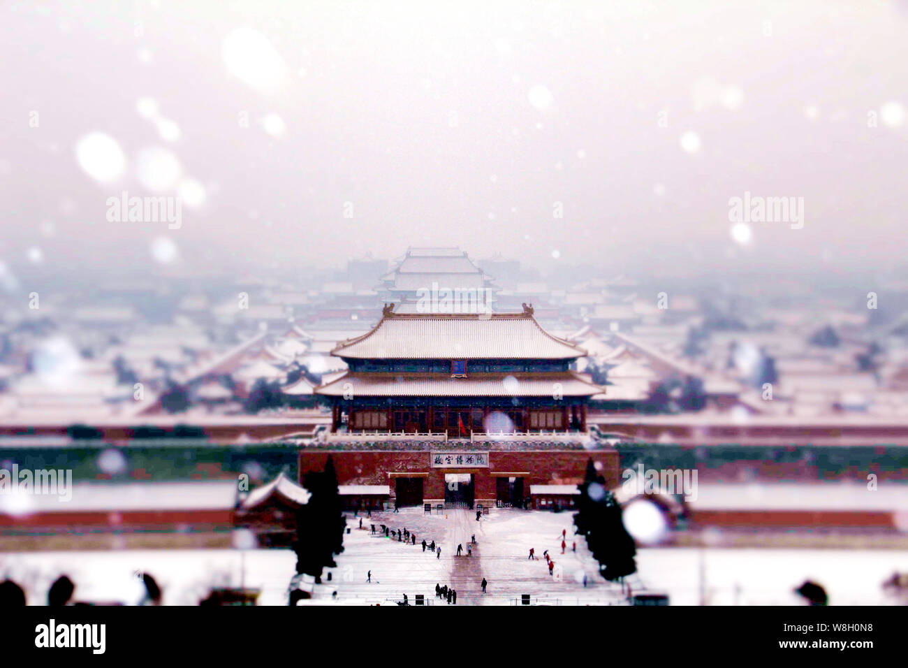 Vista generale del Palace Museum, conosciuta anche come la Città Proibita, nella neve a Pechino, in Cina, il 7 febbraio 2014. Foto Stock