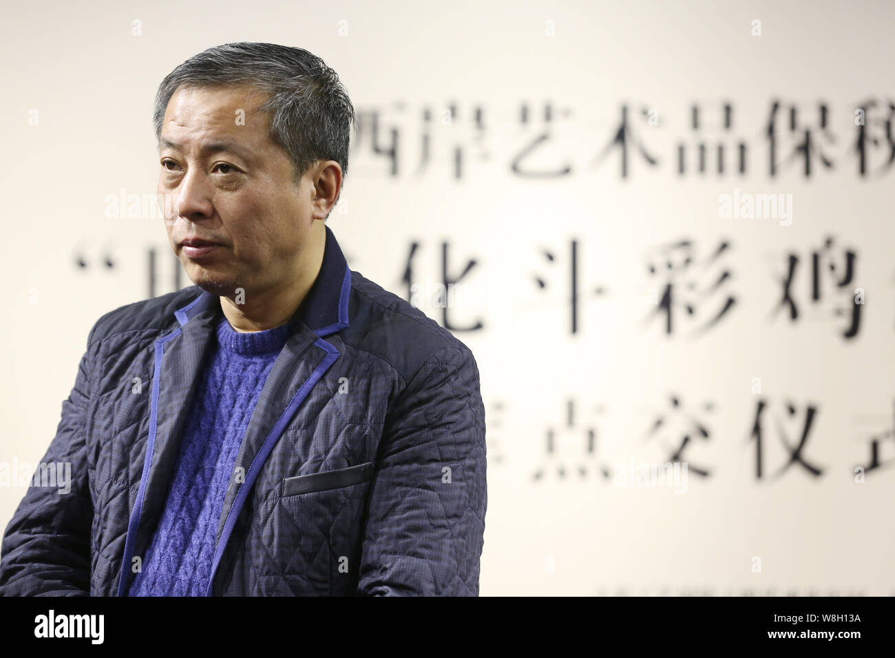 --FILE--miliardario cinese collezionista d'arte Liu Yiqian, fondatore del museo lunga, pone prima di svelare la porcellana tazza di pollo della Dinastia Ming (13 Foto Stock