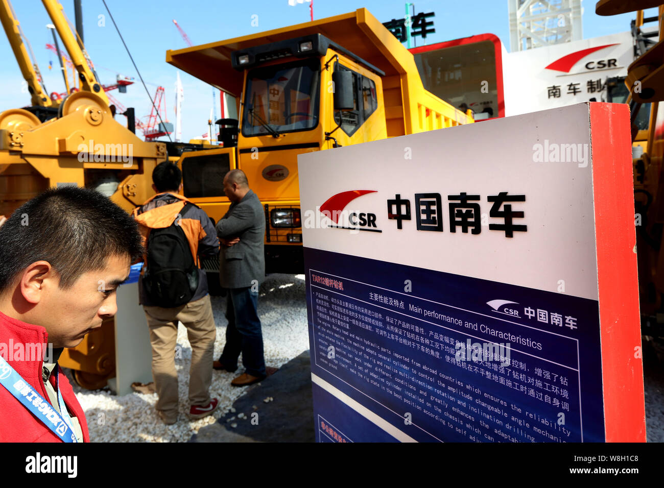 --FILE--un visitatore esamina l'introduzione di CSR (Cina sud Locomotive e materiale rotabile Corporation Limited) durante il settimo International Trade Fai Foto Stock