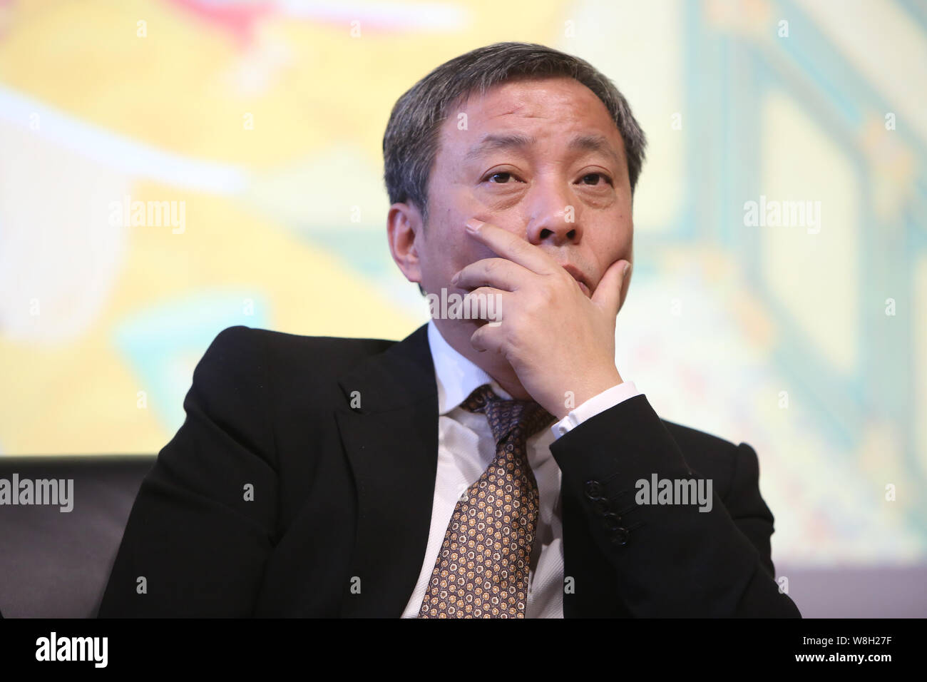 --FILE--miliardario cinese collezionista d'arte Liu Yiqian, fondatore del museo lunga partecipa alla cerimonia di inaugurazione di una mostra per il pollo in porcellana Foto Stock