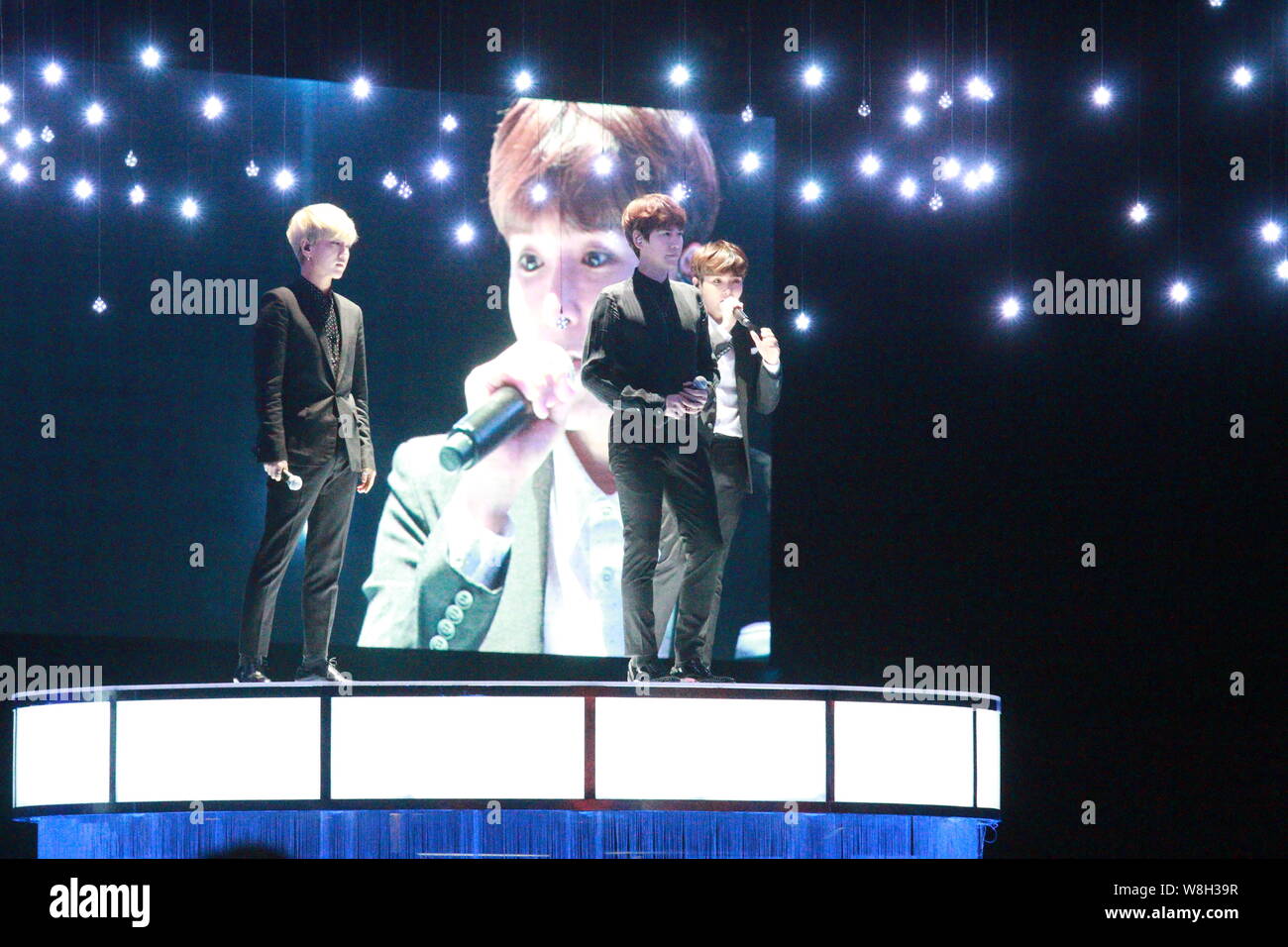 Membri del sud coreano di boy band Super Junior-K.R.Y. eseguire durante un concerto del loro tour in Asia a Hong Kong, Cina, 26 dicembre 2015. Foto Stock