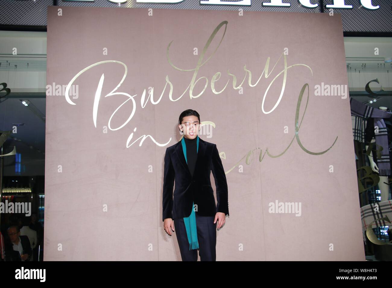 Corea del Sud attore Yoo Ah-in, noto anche come Eom Hong-sik, arriva per un evento di apertura per il Burberry flagship store di Cheongdam-dong, Gangnam-gu, Foto Stock