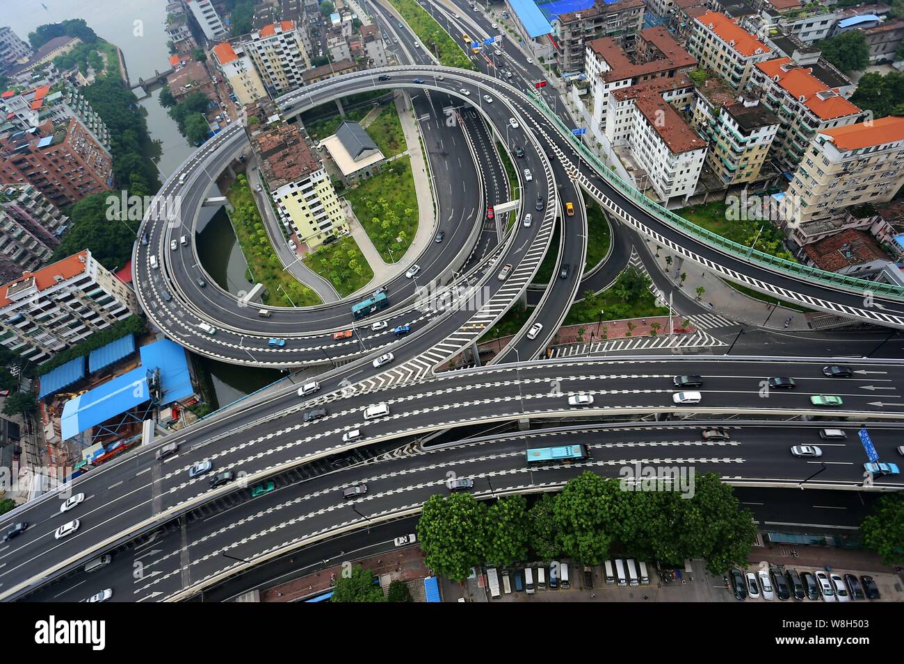 Vista aerea del due 'nail case " circondata da un cavalcavia che collega il tunnel Zhoutouzui nella città di Guangzhou, Cina del sud della provincia di Guangdong, 11 Foto Stock