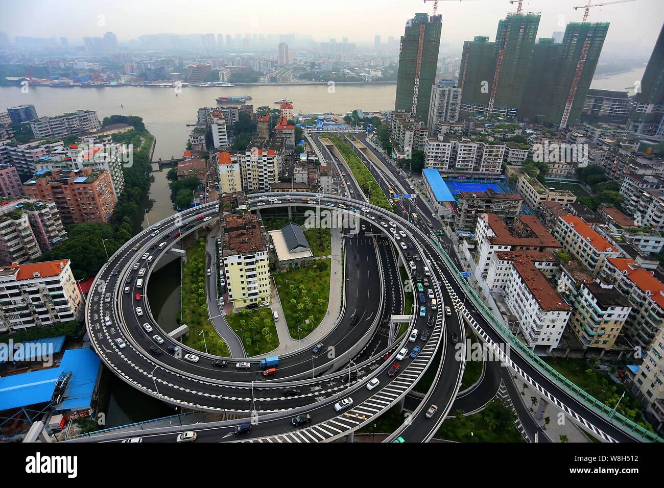 Vista aerea del due 'nail case " circondata da un cavalcavia che collega il tunnel Zhoutouzui nella città di Guangzhou, Cina del sud della provincia di Guangdong, 11 Foto Stock