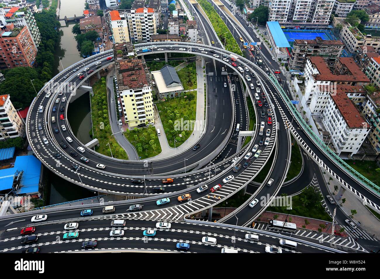 Vista aerea del due 'nail case " circondata da un cavalcavia che collega il tunnel Zhoutouzui nella città di Guangzhou, Cina del sud della provincia di Guangdong, 11 Foto Stock