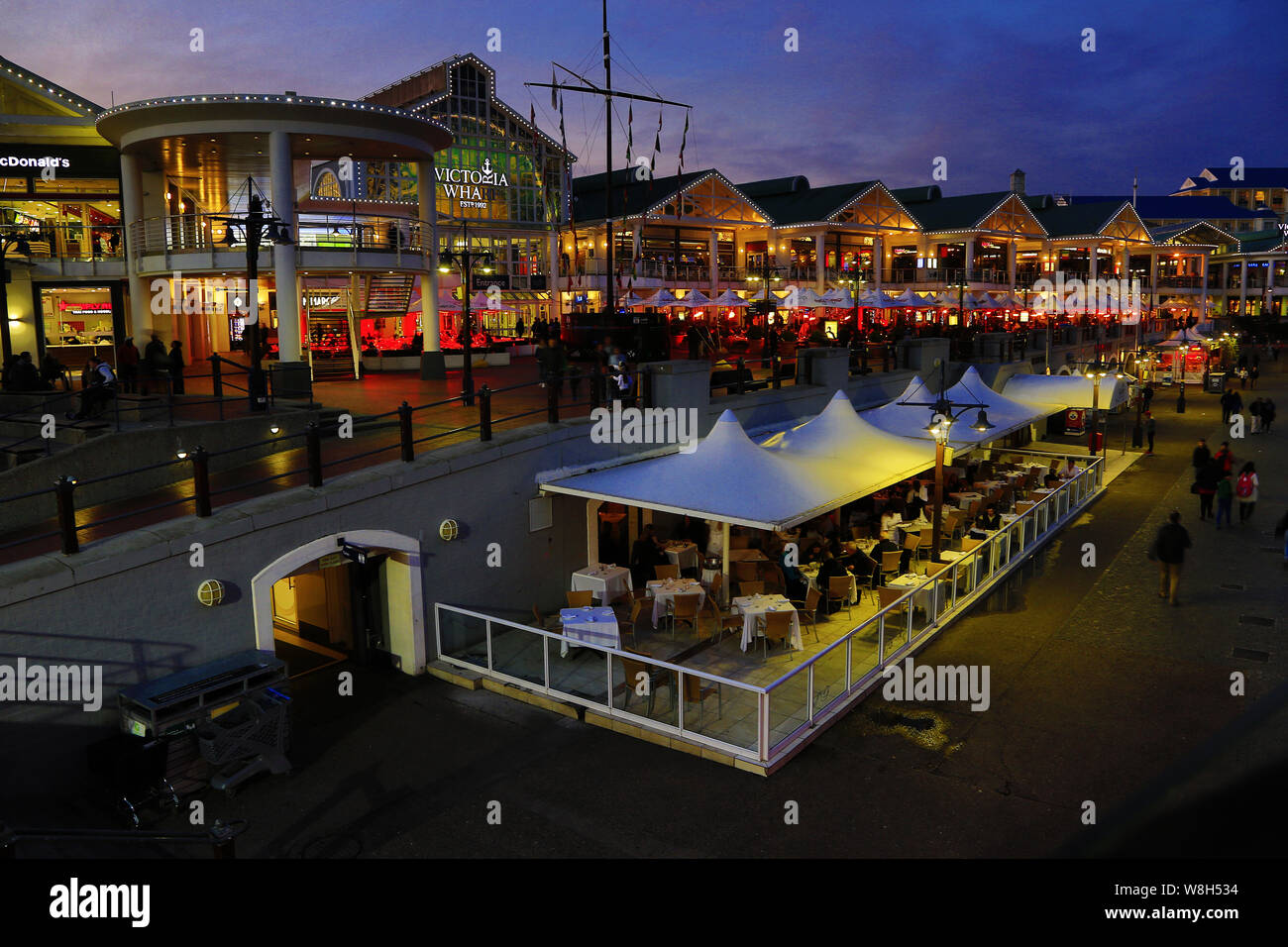 Centro commerciale Victoria Wharf al tramonto su Victoria & Alfred Viewfront, Città del Capo, Sud Africa Foto Stock