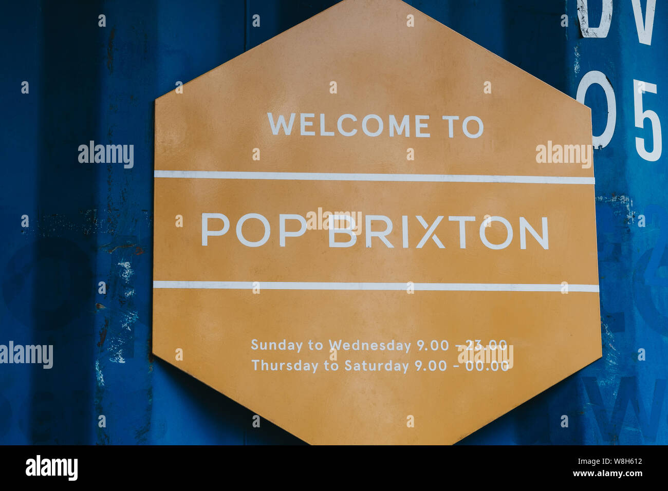 London, Regno Unito - 16 Luglio 2019: segno di benvenuto al Pop Brixton, luogo dell'evento e la casa di una comunità di rivenditori indipendenti, ristoranti, cibo di strada st Foto Stock