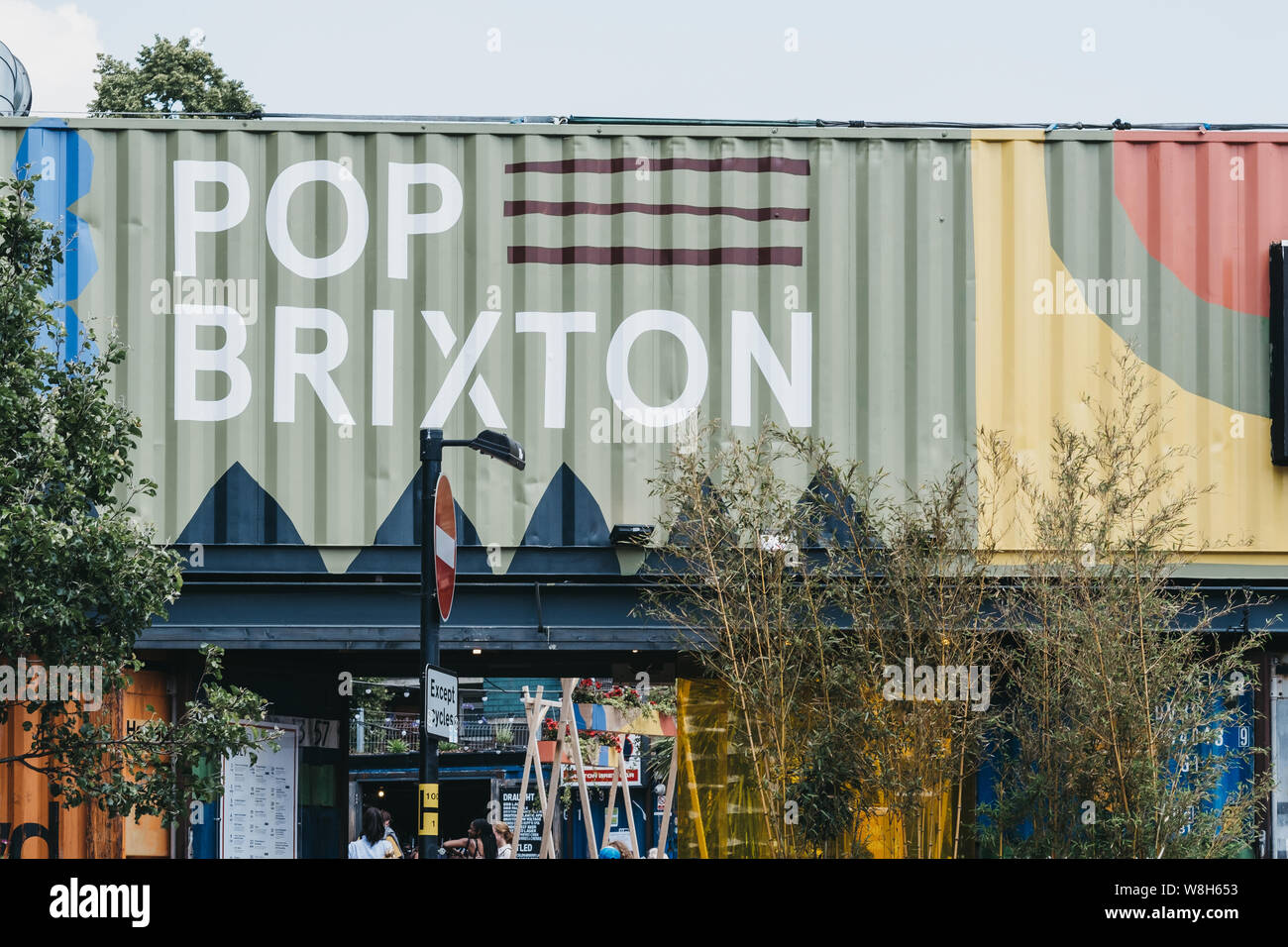 London, Regno Unito - 16 Luglio 2019: ingresso al pop di Brixton, luogo dell'evento e la casa di una comunità di rivenditori indipendenti, ristoranti, cibo di strada startu Foto Stock