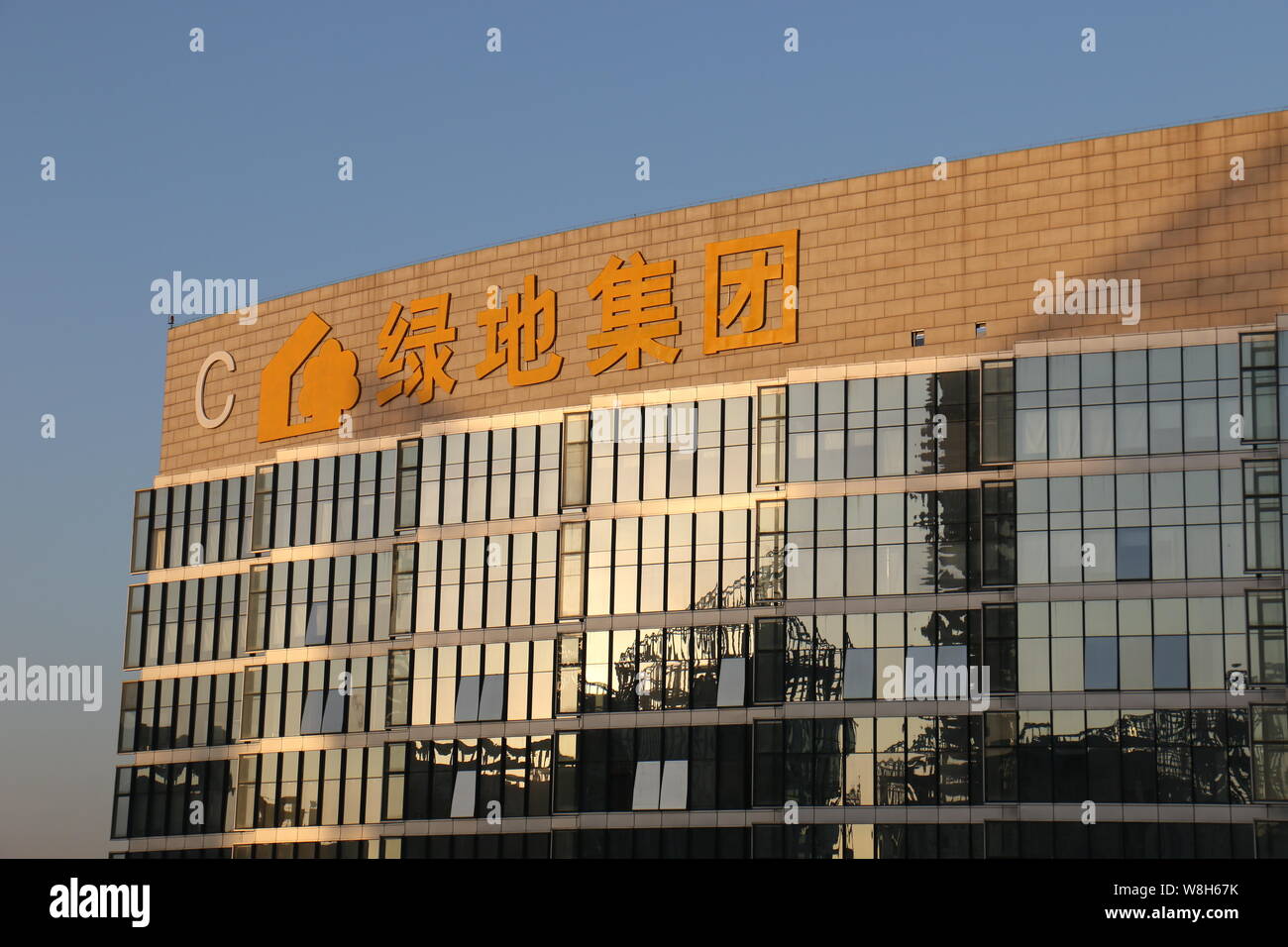 --FILE--Vista di un edificio sviluppato dal gruppo della Groenlandia a Xi'an City, Cina nord-occidentale della provincia di Shaanxi, 16 dicembre 2014. Sviluppatore cinese Gree Foto Stock