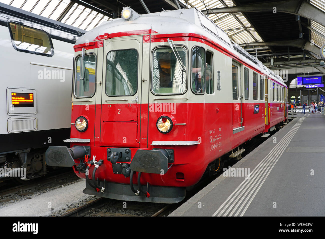 Zurigo, Svizzera -19 maggio 2019- i treni da FFS Ferrovie Federali Svizzere company (Schweizerische Bundesbahnen) a Zurigo stazione ferroviaria. Foto Stock